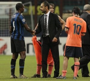 Samuel Eto'o y Pep Guardiola se estrechan la mano al final del partido. Esa falta de sintonía que existía en el Barça no impidió el saludo. / EFE
