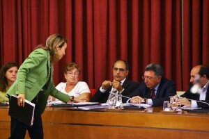 Cuca Gamarra, portavoz del PP, entrega al alcalde, Tomás Santos, las declaraciones del caso Logroño Turismo. /J. RODRÍGUEZ