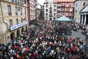 Los manifestantes se concentran, ayer, en la plaza de Bermeo para escuchar la lectura de un manifiesto. / M. SALGUERO