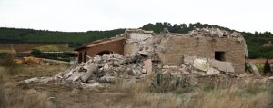 Cascotes y material del derribo en que se ha convertido ya el edificio situado en La Grajera que ha sido objeto de disputa legal. /DIAZ URIEL