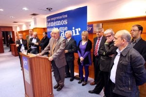 Doménech, acompañado por parte de la patronal riojana, presentó ayer 'Los empresarios tenemos mucho que decir'./ ENRIQUE DEL RÍO