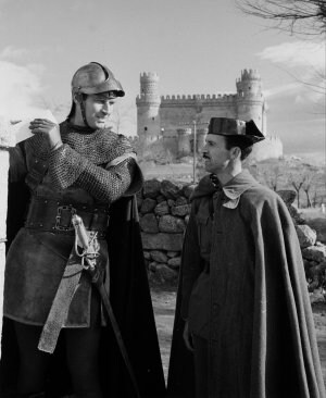 Charlton Heston durante el rodaje de 'El Cid' (1961). A la derecha, escenas de 'John Paul Jones' (1959), 'Rey de reyes' (1961), '55 días en Pekín' (1963), 'La caída del Imperio Romano' (1964) y 'El fabuloso mundo del circo' (1964). / AP/FILOMOTECA ESPAÑOLA/ARCHIVO