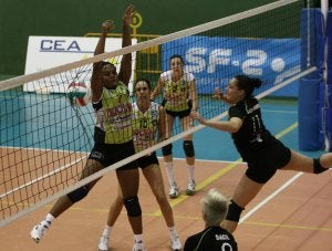 Suero, del Nuchar Tramek, intenta el bloqueo ante una jugadora del Voley Murcia. / DÍAZ URIEL