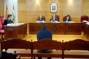 El joven procesado, ayer, sentado en el banquillo de los acusados en la Audiencia Provincial de Logroño. /ALFREDO IGLESIAS