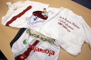 Camisetas que ha puesto a la venta el Naturhouse. / J. RODRÍGUEZ