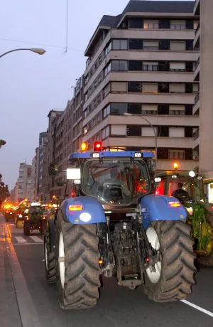 Terminada la jornada de paro, algunos tractores se dejaron ver por las calles de la ciudad. /JUAN MARÍN
