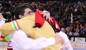 El entrenador del Naturhouse, Jota González, se abraza con el portero del conjunto riojano, Gurutz Aguinagalde. / FERNANDO DÍAZ