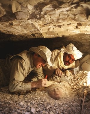 José Manuel Galán Allúe, a la izquierda, en un yacimiento arqueológico. ::
L.R.