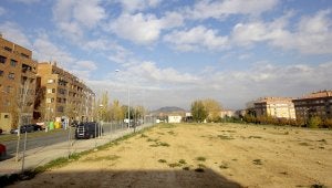 Aspecto que presenta el solar del final de la calle Portillejo donde las Escolapias de Paula Montal quieren levantar el nuevo colegio ::                             J. RODRÍGUEZ