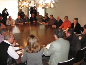 El presidente riojano presentó ayer la oficina de asesoramiento a los alcaldes riojabajeños. ::                             E.P.