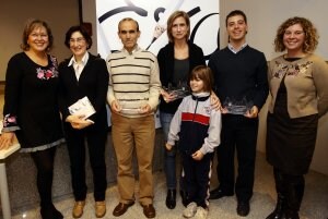 La concejala, con los premiados Isabel Lizárraga, Carlos López, Amaya Cía y Diego Collado. ::                             J. RODRÍGUEZ