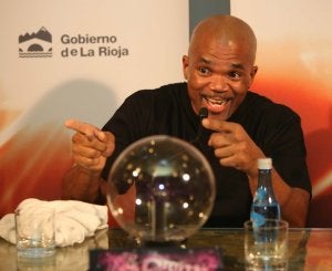 Darryl McDaniels, arriba, saliendo del hotel cubierto por una toalla y, abajo, durante la rueda de prensa. ::
FERNANDO DÍAZ