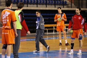 Jota González da indicaciones a sus jugadores durante un entrenamiento de esta semana. ::                             JUSTO RODRÍGUEZ