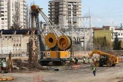 Varios operarios, junto a la máquina hidrofresadora que ha empezado a preparar los muros pantalla. ::                             DÍAZ URIEL