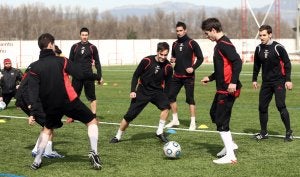 Aitor recibe el balón en un rondo dentro del entrenamiento de ayer, en el que se incorporó durante muchos minutos a la sesión con todos sus compañeros. ::                             DÍAZ URIEL