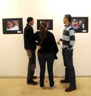 Dos imágenes de la exposición 'Miradas', de Rubén San Bruno, inaugurada ayer en la Biblioteca de La Rioja.  ::                             MIGUEL HERREROS