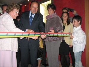 Mari Fe Aznar corta la cinta que inaugura 'HM Alfaro', junto a Pedro Sanz y Aránzazu Vallejo. ::
MRL