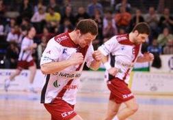 Sasha Tioumentsev celebra uno de sus goles. Al fondo, Víctor Vigo. ::                             FERNANDO DÍAZ