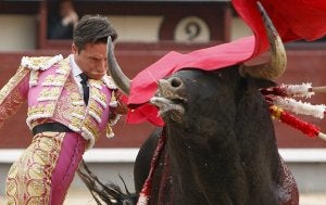 El diestro Diego Urdiales da un pase con la muleta a uno de sus astados en la plaza de Las Ventas, correspondiente a la Feria de San Isidro. ::                             EFE