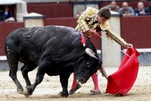 El Juli sustituyó ayer a José Tomás en la última corrida del abono de Madrid y logró los momentos más destacados de la corrida. :: EFE