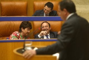 Pedro Sanz y Carlos Cuevas ríen en sus escaños durante la intervención de Francisco Martínez Aldama. ::                             JUAN MARÍN