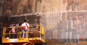 La rosa de los vientos será reproducida en un futuro.                         Los restauradores avanzan en el 'velinaje' de los lienzos para proceder, en breve, a descolgarlos. ::                             FOTOS: JONATHAN HERREROS