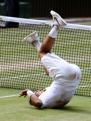 Rafa varió su sistema de celebración. Carrera hacia su contrincante para saludarle, voltereta... y de cabeza al césped. ::                             REUTERS