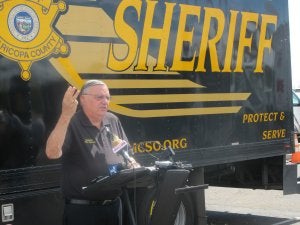 El sheriff Joe Arpaio atiende a los medios de comunicación en el condado de Maricopa. ::
M. GALLEGO