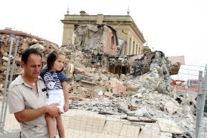 Una máquina demoledora se encargó, en pocos minutos, de acabar con la tradicional fachada de la estación de ferrocarriles ante la mirada sorprendida de muchos vecinos. ::                             J. MARÍN / A. IGLESIAS