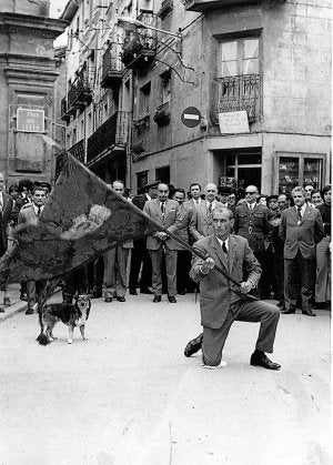 El perro Trotsky junto a las autoridades calceatenses.:: D. ABEYTUA