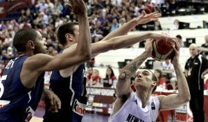 El base 'kiwi' Lindsay Tait se ve presionado por Batum (iz) y Colo en un intento de lanzamiento. ::
EFE