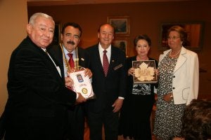 Intercambio de regalos entre los rotarios. ::
L.R.