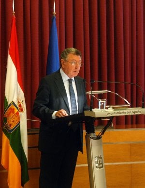 Tomás Santos se dirige al Pleno durante la primera sesión del Debate del estado de la ciudad. ::                             A. IGLESIAS