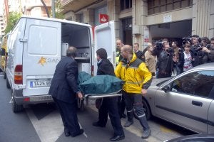El cuerpo de Delia Santamaría, que murió a manos de su hermano, cuando era introducido el 29 de abril del pasado año en el furgón funerario. ::                             A. IGLESIAS