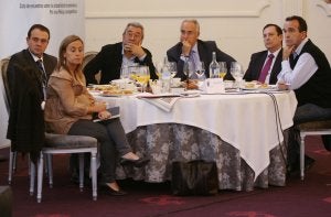 El presidente del Club de Marketing, Ignacio Blanco, junto a la jefa de información de TVR, Marta Rodríguez, Méndez, Ceniceros, Erro y Granda. ::                             JUSTO RODRÍGUEZ