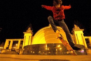 Un joven realizando una acrobacia en monopatín en El Espolón. ::
J.MARÍN