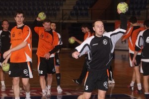 Ismael Juárez lanza en un entrenamiento. Esperan su turno Alfredo Sorrentino, Rok Praznik y Miguel Ángel Velasco. ::
JUAN MARÍN