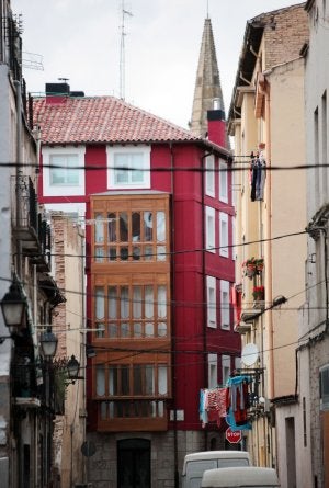 La calle Baños sigue exhibiendo cables, antenas y tendederos... aunque en uso. :: JONATHAN HERREROS