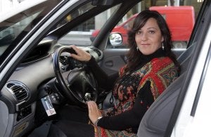 Noemí de Diego posa al volante del taxi que conduce en la parada de la estación de autobuses de Logroño. ::                             DÍAZ URIEL