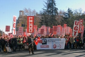 La manifestación, a su salida de la Glorieta a mediodía de ayer. ::                             ALFREDO IGLESIAS