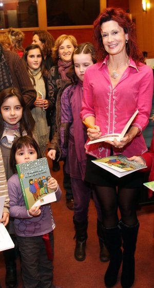 La escritora María José Marrodán con su nuevo libro. ::
J. HERREROS