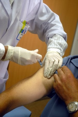 Personal sanitario vacuna contra la gripe A a un paciente en un centro de salud riojano. ::                             ALFREDO IGLESIAS