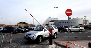 El control de acceso a las plazas reservadas para profesionales comenzó a funcionar ayer. ::                                                        MIGUEL HERREROS