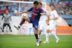 Gustavo Souto controla el esférico presionado por un jugador del Oviedo, en el partido que disputó el Eibar en Ipurúa. ::                             D.V.