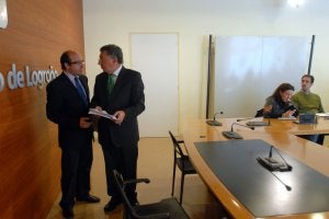 Urquía, delante de Santos, reconoció ayer «mala gestión» y «cierta negligencia». ::                         ALFREDO IGLESIAS