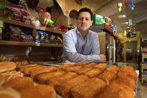 Jesús Arbués, en la tienda de Gran Vía, posa ante las napolitanas que primero le sirvieron para salvar el negocio y luego para no parar de ampliarlo. ::                             JUSTO RODRÍGUEZ