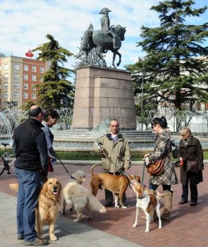 A la izquierda, un perro juega en el área de esparcimiento del parque de los Enamorados; a la derecha, asistentes a la concentración de El Espolón. ::                             J.H-M.H.