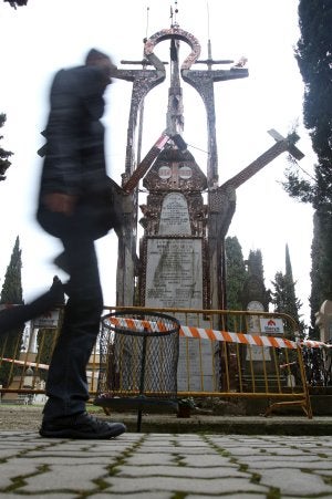 Aspecto que presenta en la actualidad la tumba de Gallego y detalles del deterioro que sufre.