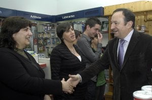 Sanz, con empleados y responsables de Aspace en Calahorra. ::
G.R.