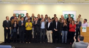 Fotografía de familia de la candidatura regionalista al Ayuntamiento de Logroño con el presidente del partido, González de Legarra, en el centro. ::                             MIGUEL HERREROS